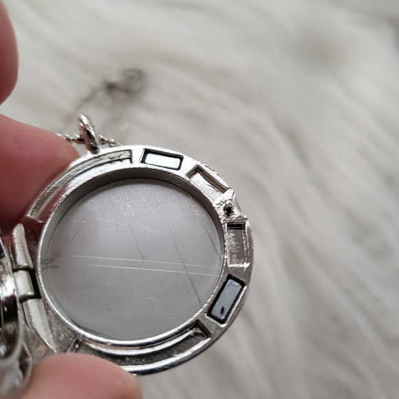 Aromatherapy Lotus Flower Locket Faux Gem Necklace - Picture 5 of 6